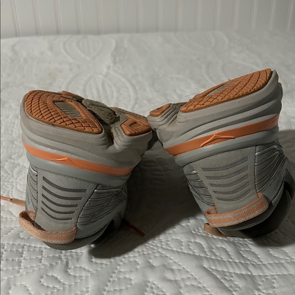 Hoka Bondi 7 Gray and Peach/Coral Athletic Shoe SZ: 7.5 - Picture 10 of 16